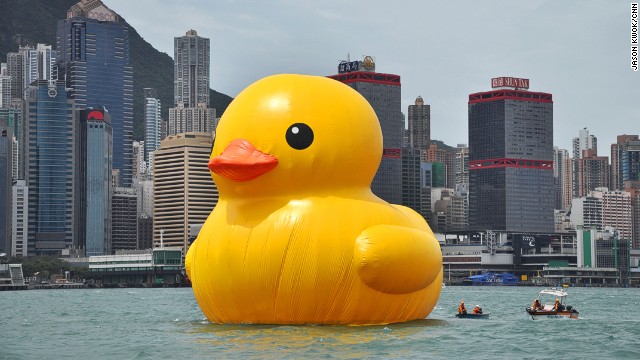 香港のビクトリア湾に高さ１６．５メートルの「ラバーダック」が出現