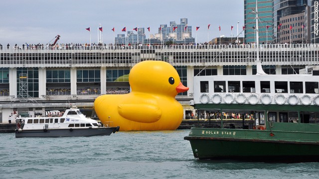 ラバーダックは６階建ての建物と同じ高さ