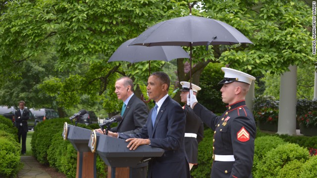 米国、トルコ両首脳の合同記者会見で頭上に傘を広げる海兵隊隊員