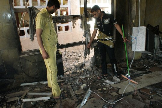 爆弾で破壊されたレストラン。イラクでは宗派対立が再燃する様相を見せている