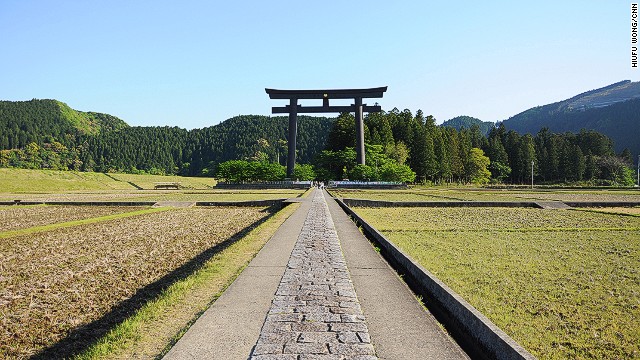 洪水前の社地、大斎原(おおゆのはら)に建つ大鳥居