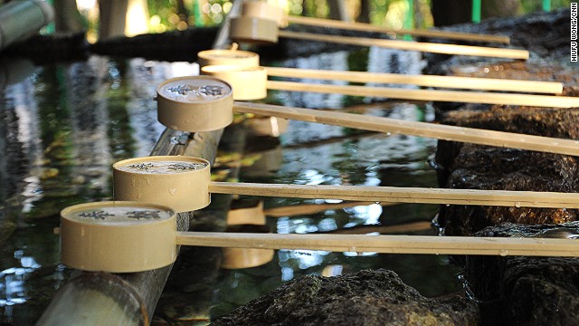 神社に参拝する時は、手水場で手と口を洗い清めるのが作法だ