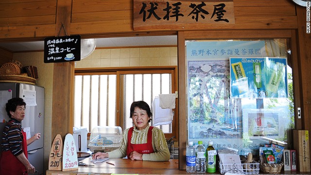 神社案内や休憩所のボランティアを務める女性。かつては地元の方言が恥ずかしかったが、今では世界遺産に登録された故郷が誇りだと話す