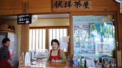 神社案内や休憩所のボランティアを務める女性。かつては地元の方言が恥ずかしかったが、今では世界遺産に登録された故郷が誇りだと話す