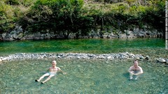 川湯温泉では、河原の露天風呂で開放的な気分を満喫
