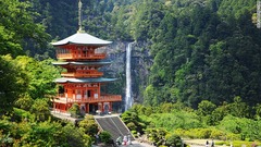 熊野古道のハイライトのひとつ、那智滝の落差は１３３メートルと、一段の滝では日本一。三重の塔越しに滝を望むこの写真は、地元の神主に聞いた秘密の場所から撮影した
