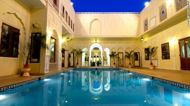ラージ・パレス（ジャイプル）　個性豊かな２９の客室と、豪華なプールにスパ、ダイニングが完備されている＝RAJ PALACE提供
