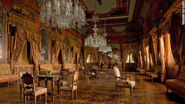 ファラクヌマ・パレス（ハイデラバード）　華やかな舞踏場。宮殿の格調高い雰囲気を残しつつスイートルーム６０室のホテルに改装する工事には、ほぼ１０年を費やした＝TAJ GROUP提供