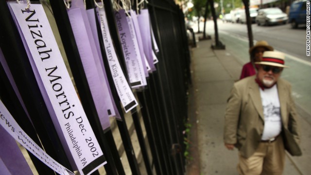 憎悪犯罪の犠牲者の名前が記されたリボン＝米ニューヨーク市
