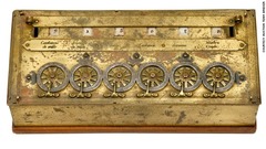 発明家のブレーズ・パスカルが１６４２年に製造した機械式計算機を２０世紀に再現したマシンも出品される　写真提供＝ＡＵＣＴＩＯＮ ＴＥＡＭ ＢＲＥＫＥＲ