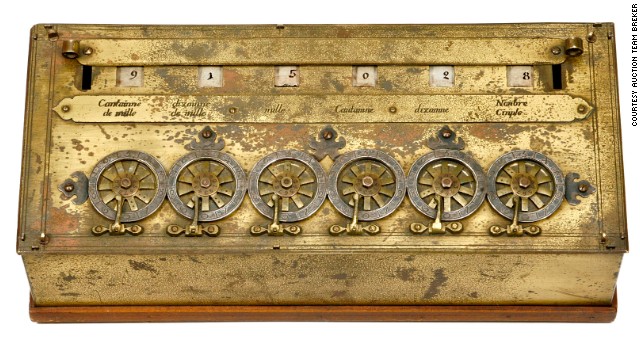 発明家のブレーズ・パスカルが1642年に製造した機械式計算機を20世紀に再現したマシンも出品される 写真提供=AUCTION TEAM BREKER