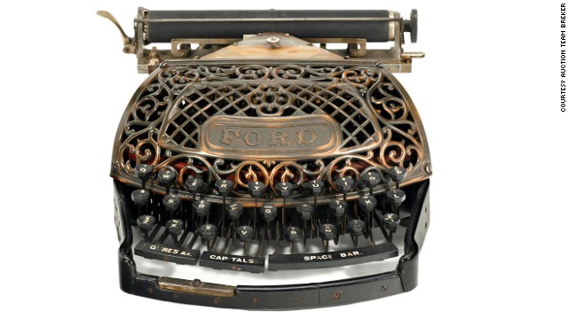 1895年に登場した初期のタイプライター 写真提供=AUCTION TEAM BREKER