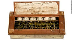 パスカルが１６４２年に製造した機械式計算機は、現代のマイクロプロセッサにつながる発明とされる　写真提供＝ＡＵＣＴＩＯＮ ＴＥＡＭ ＢＲＥＫＥＲ