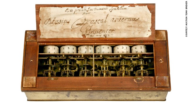 パスカルが1642年に製造した機械式計算機は、現代のマイクロプロセッサにつながる発明とされる 写真提供=AUCTION TEAM BREKER