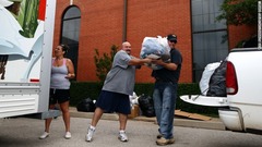 救援物資を運ぶボランティア