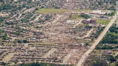 竜巻で町は大きな被害を受けた