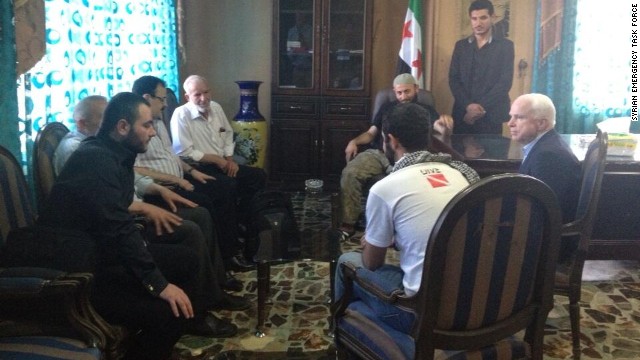 シリアを訪問したマケイン米上院議員（右端）＝ＳＥＴＦ提供