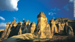 ５ ギョレメ国立公園とカッパドキアの岩窟群（トルコ）　写真＝TURKISH CULTURE AND TOURISM OFFICE