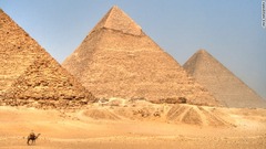 １３ ギザのピラミッド（エジプト）　写真＝JAKE HAGGMARK