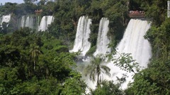 ８ イグアス国立公園（ブラジル・アルゼンチン）　写真＝SARAH REID/CNN
