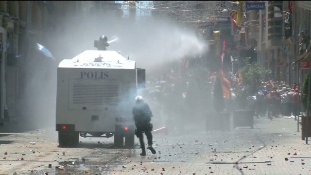 トルコ各地で警官隊とデモ参加者が衝突