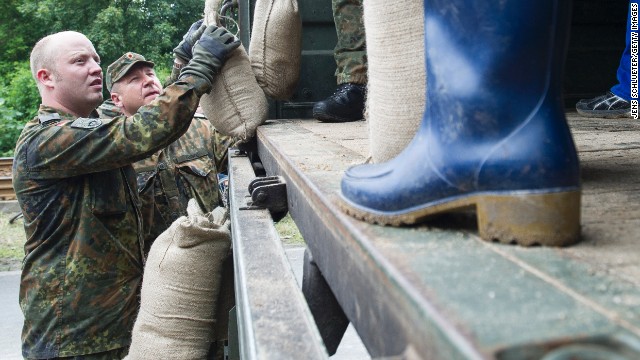 洪水対応に軍も出動