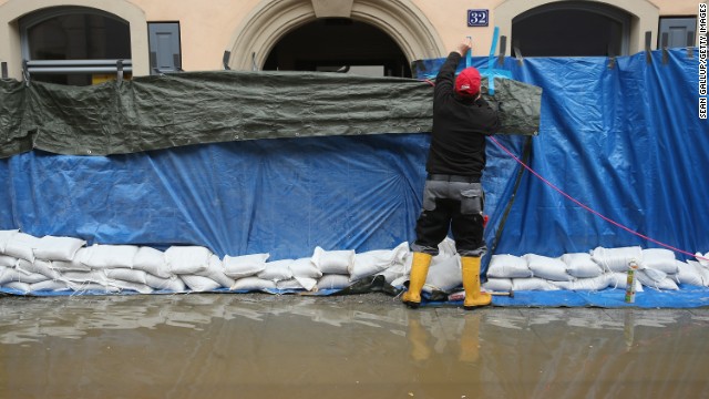 エルベ川の洪水に対応する住民＝ドイツ・ザクセン州ピルナ