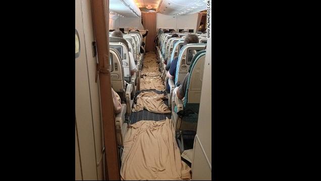 シンガポール航空の乗務員は事故対応に定評があるという=同サイト提供