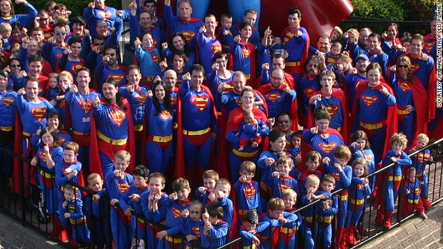 ４３７人のスーパーマンが集まったギネス記録を破れるか＝JIM HALL/METROPOLIS PLANET提供
