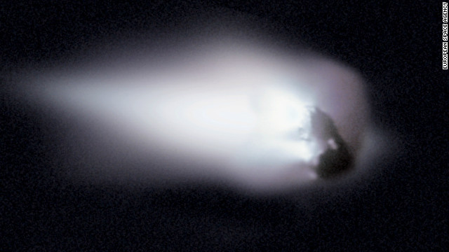 １９８６年には欧州宇宙機関の探査機がハレー彗星の核の姿を捉えた＝同機関提供