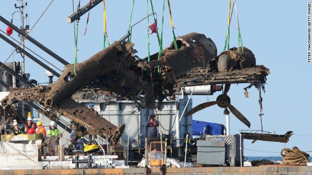 ドイツ空軍の爆撃機が７０年ぶりに引き揚げられた