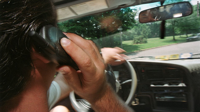 運転中のハンズフリー操作は、携帯による通話などよりも危険との調査結果が