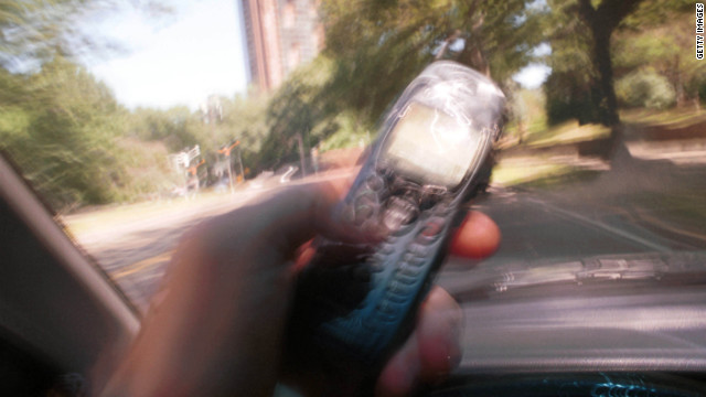 交通事故の際に携帯電話の提示を求める法案が提出された