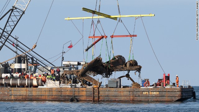 海中から引き揚げられた爆撃機