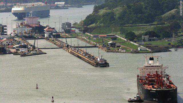パナマ運河を行く船。ニカラグアで新運河の建設計画が持ち上がっている