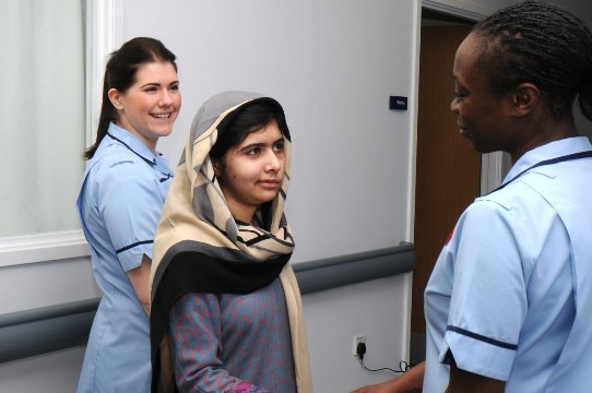 手術も成功し、３月からはバーミンガムの女子高に通っている＝University Hospital Birmingham提供