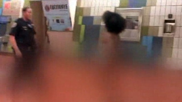 地下鉄構内で全裸でアクロバットなどをした男を起訴