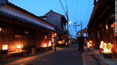 ４月に開催される「ゆあさ行灯（あんどん）アート展」では、湯浅の通りが数百の行灯の明かりに包まれる