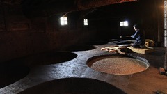 角長は昔ながらの大きな桶と製法で醤油を醸造している