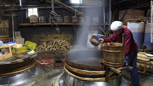 角長醤油資料館には、醤油作りで使用されるさまざまな道具が展示されている