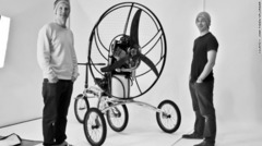 英国のジョン・フォーデンさん（３７）とヤニック・リードさん（４２）が２輪車を改造して製作　写真提供＝JOHN FODEN/XPLOREAIR