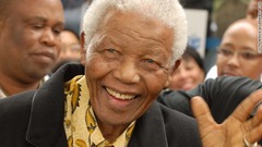 南アフリカの総選挙で投票するマンデラ氏＝２００９年４月、南ア政府提供