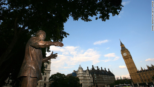 ロンドンのパーラメント・スクエアに立つマンデラ氏の像＝２００７年８月