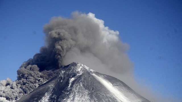 パブロフ火山の５月の噴火の様子。再び活動が活発化しているという