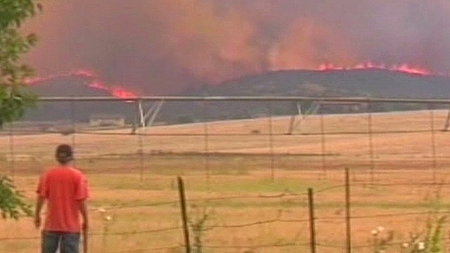 アリゾナ州ヤーネルヒルで山火事が発生