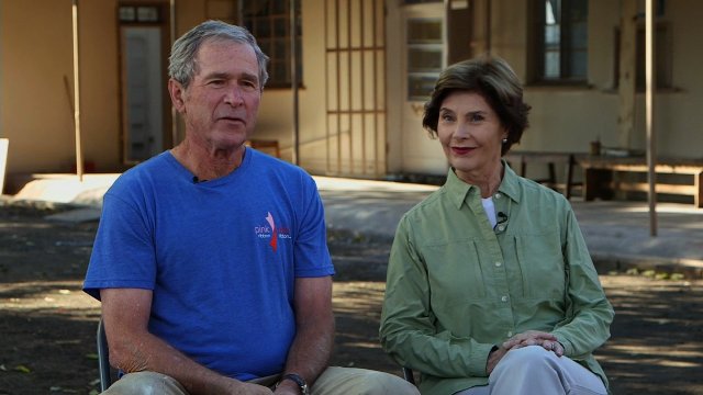 ＣＮＮのインタビューに答えるブッシュ前大統領（左）とローラ夫人