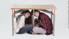 机の下に２人が避難できる