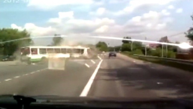 モスクワ郊外でトラックとバスが衝突した