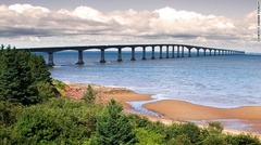 コンフェデレーション橋（カナダ・プリンスエドワード島）　カナダ本土と島を結ぶ橋。１９９７年完成＝CANADIAN TOURISM提供