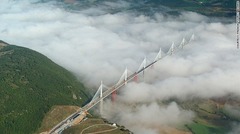 ミヨー橋（フランス・ミヨー）　高さ３４３メートルの主塔を持つ世界一高い橋＝FRENCH TOURIST BOARD提供